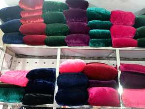 Materia prima textil de calidad superior Tela de terciopelo liso para ropa de mujer disponible a precio asequible - Product Image 2