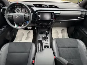 Toyota Hilux VIII 2025, Reacondicionada, Bajo Kilometraje, Caja de Cambios Automática, Volante a la Izquierda, Neumáticos R20, Estado Oscuro - Product Image 2