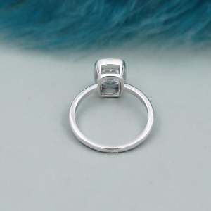 Anillo de Compromiso Solitario con Corte Cojín, Certificado IGI, Oro Blanco con Engaste de Bisel y Diamante para Futura Novia - Product Image 4
