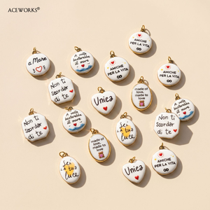 บันทึกความรักภาษาอิตาลี |   จี้ห้อยเคลือบทอง 18K PVD บนสแตนเลสสตีล พร้อมเคลือบอีนาเมลลายข้อความวาดด้วยมือ |   กันน้ำและไม่หมองคล้ำ - Product Image 3