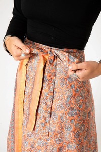 Vêtements légers pour femmes en gros bohème Vintage fait à la main Lot thé longueur soie Sari jupes portefeuille - Product Image 6