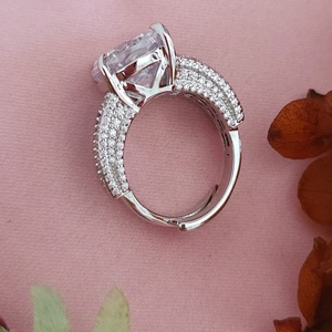 Bague de créateur tendance de meilleure qualité avec finition argentée pour la fonction et la collection de vêtements de mariage pour femmes - Product Image 1