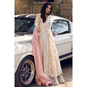 Robe Anarkali blanche élégante à fleurs avec col en V, manches longues, dupatta et pantalon en mousseline écologique pour le printemps/été - Product Image 1