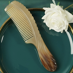 Peine de cuerno hecho a mano vietnamita para peinar el cabello y arreglar la barba Acabado pulido natural - Product Image 2