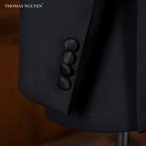 Costume de smoking trois pièces sur mesure pour homme en noir étoile de minuit, comprenant une veste, un pantalon et un gilet, fabriqué au Vietnam. - Product Image 2