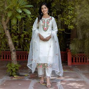Kurti pour femmes fabriqué en Inde pour les fêtes ou les festivals, disponible pour la vente en gros - Product Image 1