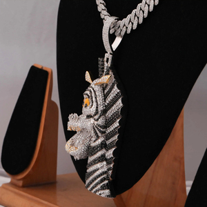 Pendentif tête de zèbre serti de diamants pour hommes, ton argent, moissanite, bijoux hip-hop avec détails noirs et jaunes - Product Image 5