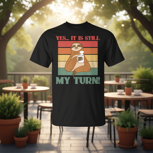 Camiseta con estampado de perezoso relajado con una taza de café 'Sí, todavía es mi turno' - para uso personal o promocional - Product Image 3