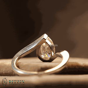 Bague de fiançailles de style solitaire avec diamant taille poire pour femme - Product Image 6