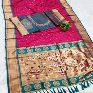 Sari de Seda Banarasi Suave VASTRA COTTAGE con Zari Natural, Pallu Meenakari Rico, Borde Tejido Meenakari y Borlas de Diseño - Product Image 5