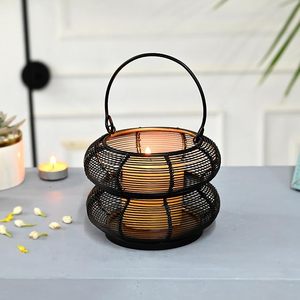 Lanterne en fer pour balcon, extérieur, soirée, pluie, métal, bougie, ambiance romantique, éclairage d'ambiance dramatique - Product Image 6