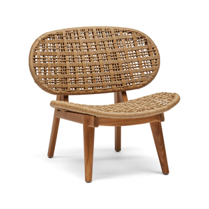 Sillón moderno y barato Rosie hecho de estructura de madera de teca maciza y mimbre de ratán sintético con acabado natural para uso en exteriores. - Product Image 1