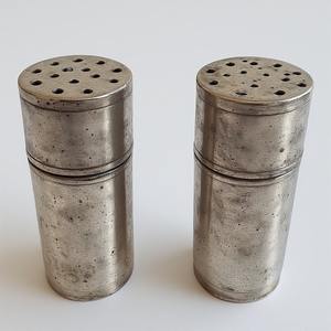 Elegante molinillo de sal y pimienta de latón con mango de plata antigua artesanal Diseñado para interiores de comedor decorativos - Product Image 2