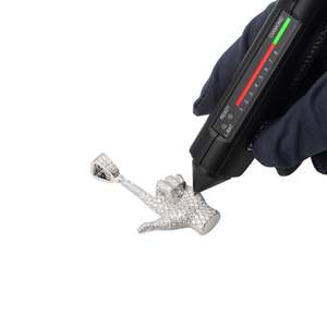 Colgante de Moissanita Recta en Oro de 14K Personalizado con Logotipo, Diseño Único para un Accesorio de Estilo y Moda - Product Image 5