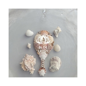 DISPONIBLE Venta al por mayor Seashell Hand Mirror Utilizado como una herramienta de belleza funcional y una pieza simple para mejorar el tema de la decoración costera - Product Image 4
