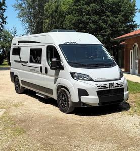 Autocaravana de Lujo Blanca con Cocina Completa, Cama, Baño y Aire Acondicionado para 4-6 Personas, Ideal para Viajes y Campamentos - Product Image 1