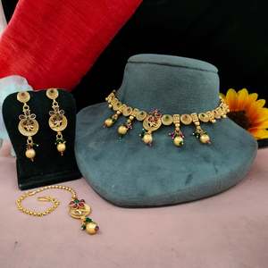 Radiant Gold Tone Regal Charm Kundan Collier serti de bijoux en laiton Maang Tikka pour la mariée Occasions festives Finition dorée - Product Image 1