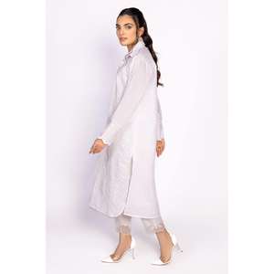 Chemise en popeline blanche chic pour femme, col à volants, motif uni, décoration logo, tailles XL, pour le bureau, look chic d'été - Product Image 5