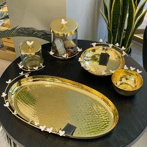 Plateau de service pour fruits et chocolats en marbre de la meilleure qualité Plateau en marbre de forme multi-design avec poignée en métal doré et base de support - Product Image 6