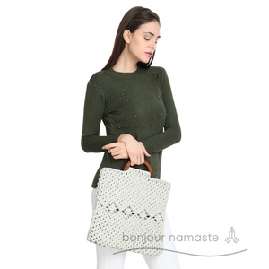 Bolsa de macramé blanca hecha a mano con mango de madera de forma única abierta | Boho Eco Tote Made India para mercados de verano Europa al por mayor - Product Image 5