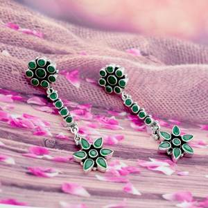 Pendientes de tuerca finos de Plata de Ley 925 Esmeralda verde natural Diseño minimalista elegante para bodas y aniversarios - Product Image 4