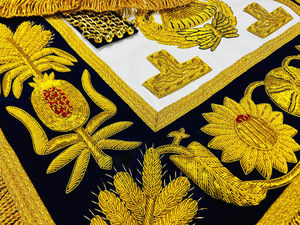 Delantal Masónico de Lujo Bordado a Mano, Piel de Cordero Premium, Regalia Personalizable con Logotipo y Diseño de Logia - Product Image 3