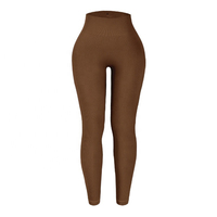 Leggings de tejido sin costuras que combinan cincuenta por ciento poliamida, treinta y ocho por ciento poliéster y once por ciento elastano, con pierna ajustada y cintura alta.
