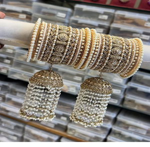 Brazalete nupcial kundan ancho bordado con delicadas perlas blancas. Disponible a precios de mayoreo. - Product Image 6