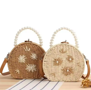 Sacs à main en rotin naturel faits à la main avec motif de fleurs et bracelet en cuir et poignée perlée pour femmes plage voyage et usage quotidien - Product Image 2