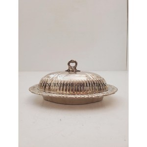 Mantequilla de metal sólido y duradero con bordes lisos y un acabado pulido que lo hace perfecto para cocinas modernas y clásicas. - Product Image 1