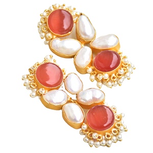 Boucles d'oreilles pendantes en perles de designer avec pierres précieuses fines, finition or mat et bijoux de qualité artisanale - Product Image 4