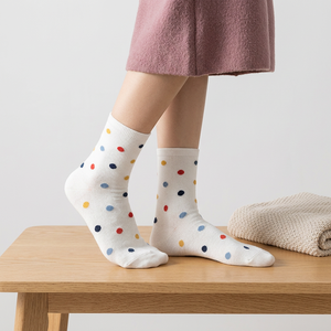 Chaussettes courtes en coton doux pour femmes avec un imprimé à pois unique et une coupe brevetée à 90 degrés pour un confort quotidien - Product Image 1