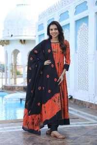 Conjunto Anarkali Tradicional de Algodón, Kurta con Estampado Tie-Dye Hecho a Mano, Pantalón y Dupatta de Malla Suave, Corte Regular, para Fiesta de Graduación, Playa - Product Image 4