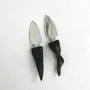 Vente exclusive sur qualité assurée à bas prix alimentaire durable manche en corne naturelle ensemble de couteaux à couper le fromage en acier inoxydable - Product Image 1