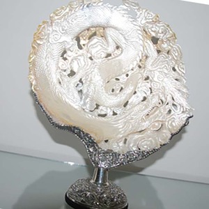 งานแกะสลักเปลือกหอยมุกลายมังกรพร้อมเครื่องประดับเปลือกหอยมุกสีเงิน ลวดลายศิลปะจีน ลายพืชพรรณ  งานศิลปะเปลือกหอยมุกพร้อมลายมังกร - Product Image 3