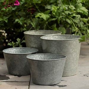 Jardinera de cubo de metal galvanizado para exhibir flores de temporada en casas de estilo rústico o balcones de campo - Product Image 1