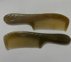 Peine de cuerno hecho a mano Natural de precio más bajo, diente único ancho con mango, peine de cuerno, grabado de logotipo hecho en Vietnam - Product Image 2