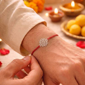 Rakhi authentique en argent découpé au laser, objet de collection culturel, design léger - Product Image 1