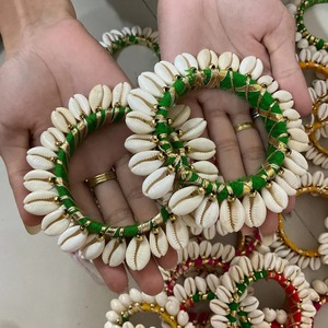 Surtido de brazalete de concha de cauri de varios colores Favores DE BODA peculiares Ideas de favores de Mehendi Accesorios nupciales Joyería étnica para favores - Product Image 4