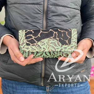 Portefeuilles de luxe stylisé haut de gamme en cuir sculpté à la main en fourrure à imprimé animal de haute qualité pour femmes - Product Image 1