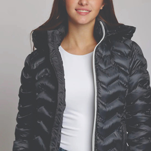 Meilleures ventes Veste matelassée personnalisée de créateur pour femmes Veste à capuche de haute qualité Fermeture à glissière Style décontracté réversible Vente en gros - Product Image 1
