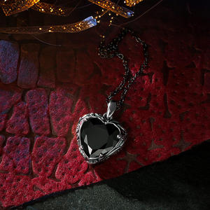 Collier Jeulia en argent sterling finition vieillie avec cœur noir, perles et accents de zircon - Product Image 3