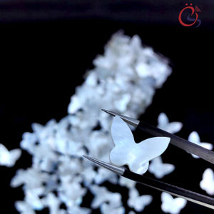 Vente en gros de pierre de nacre en forme de papillon blanc pour la fabrication de bijoux 9x13/12x16/15x19 - Product Image 1
