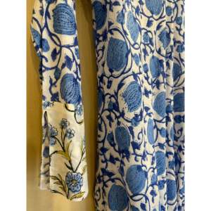 Robe d'été Blue Flower Garden 2 - Conception personnalisée en viscose, élégante et décontractée pour les loisirs et le bureau, imprimé dessiné à la main, longueur genou - Product Image 3