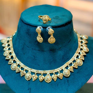 Ensemble de collier élégant en or plaqué avec motif de cœur, avec boucles d'oreilles et bague assorties |   Modèle traditionnel indien pour mariages et fêtes 23133 - Product Image 1