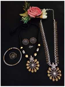 Collier long bicolore de qualité supérieure avec tour de cou en fil comprenant des boucles d'oreilles assorties, une bague, une épingle à nez et un Kada - Product Image 3