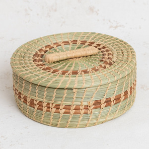 Boîtes de rangement à couvercle en paille de raphia Boîte cadeau ronde circulaire écologique avec poignée pour femmes et hommes - Product Image 5