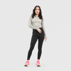 Crop top gris respirant sans coutures en tissu tricoté, confortable et ajusté - Product Image 4