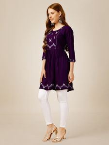 Débardeurs en rayonne entièrement cousus pour femmes, tissu tricoté décontracté à courte longueur avec séquence de broderie, style de confort - Product Image 2