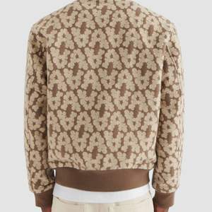 Chaqueta Bomber Varsity de Invierno con Diseño Sublimado, Logotipo Frontal, Ropa de Exterior para Hombre - Product Image 6